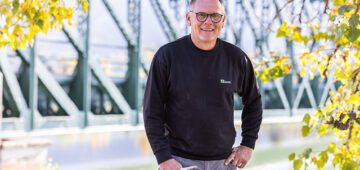 Koschutz Vorarbeiter vor der fertiggestellten Draubrücke